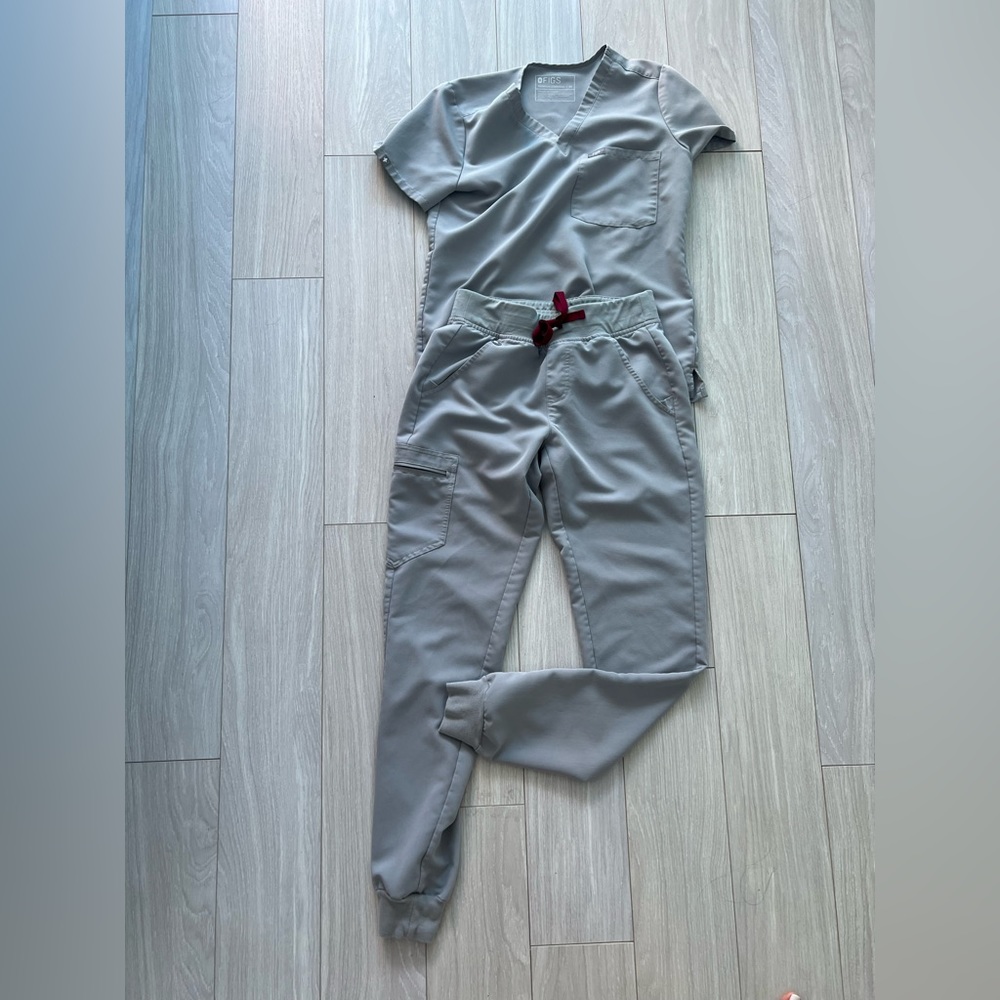Figs Cement Grey Catalina top (XS) with Zamora Joggers (XS Tall)